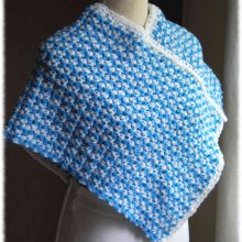 Poncho enfant crocheté main blanc bleu clair fil laine acrylique