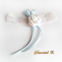 jarretière mariage dentelle blanche fleur de satin et ruban bleu