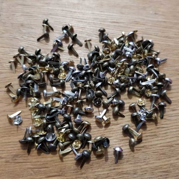 100 Attaches Parisiennes Rondes Assortiment N&deg;03 - 4 et 5 mm .