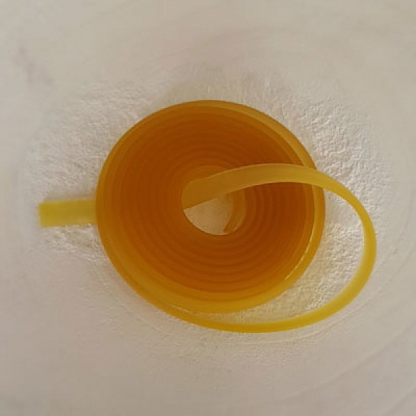 1 m&egrave;tre cordon Pvc Plat 5.8 x 1.9 mm Jaune M&eacute;dium