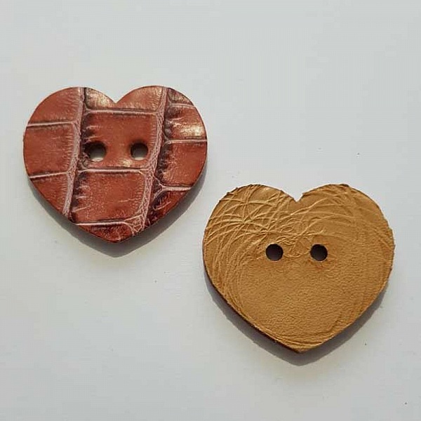Bouton cuir vintage C&oelig;ur 38 x 44 mm N&deg;04