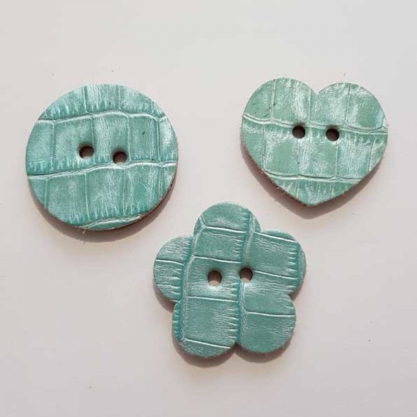 Bouton cuir vintage C&oelig;ur 38 x 44 mm N&deg;14 Lot 3 pi&egrave;ces