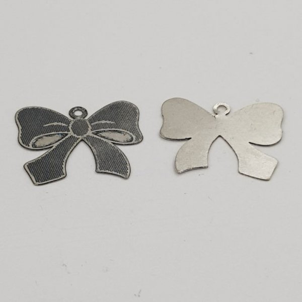Breloque N&oelig;ud N&deg;17 breloque noeud papillon ruban en m&eacute;tal fin argent
