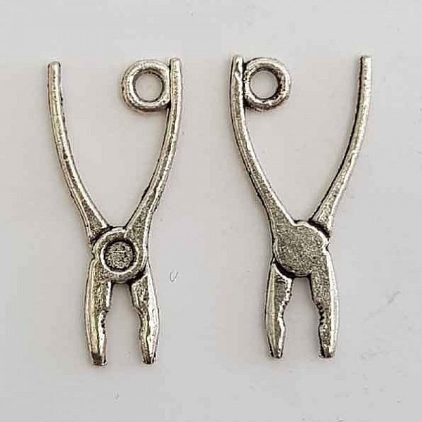 Breloque Outil Pince en m&eacute;tal argent&eacute;