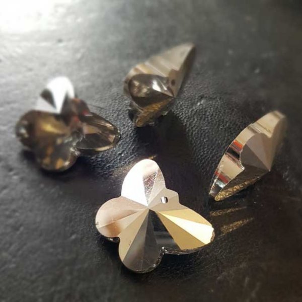 Breloque Pendentif en verre facett&eacute; papillon N&deg;02-02