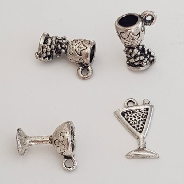 Breloques Verre N&deg;03 Lot de 4 Pi&egrave;ces.