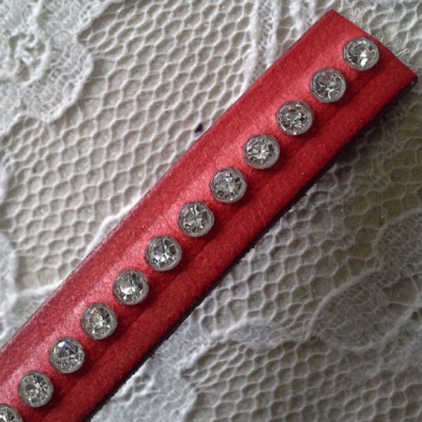 Cuir B-Rouge de 10 mm Strass Swarovski par 20 cm