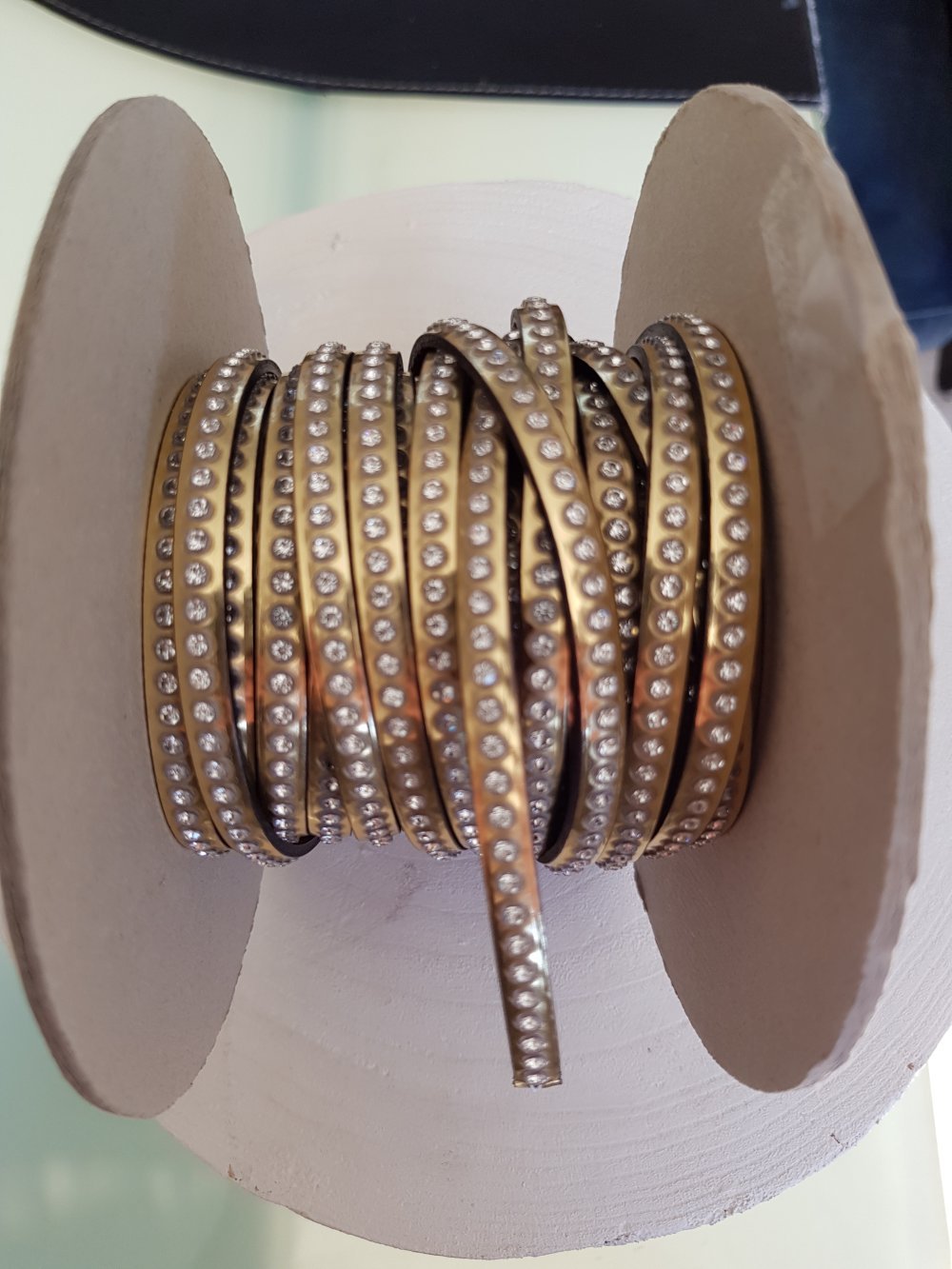 Cuir Miroir Dor&eacute; de 06 mm Strass Swarovski par 20 cm