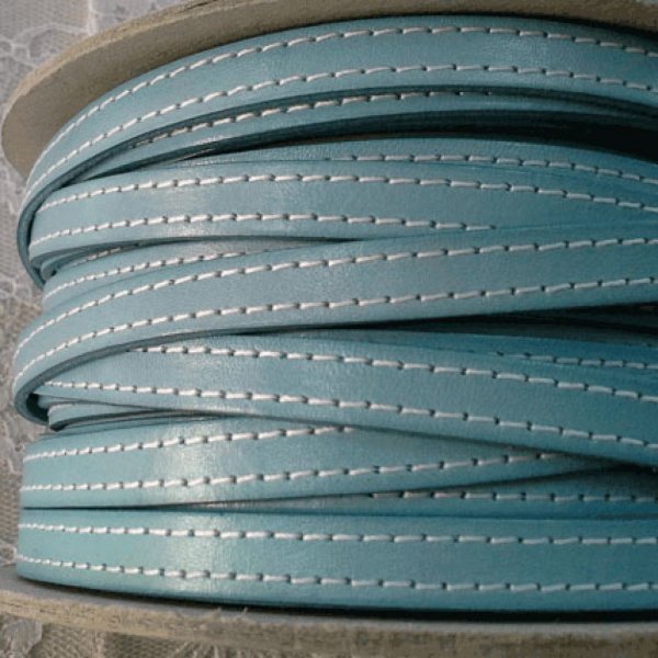 Cuir Plat Veau Ciel 10 mm par 20 cm Cousu 2 fils blanc