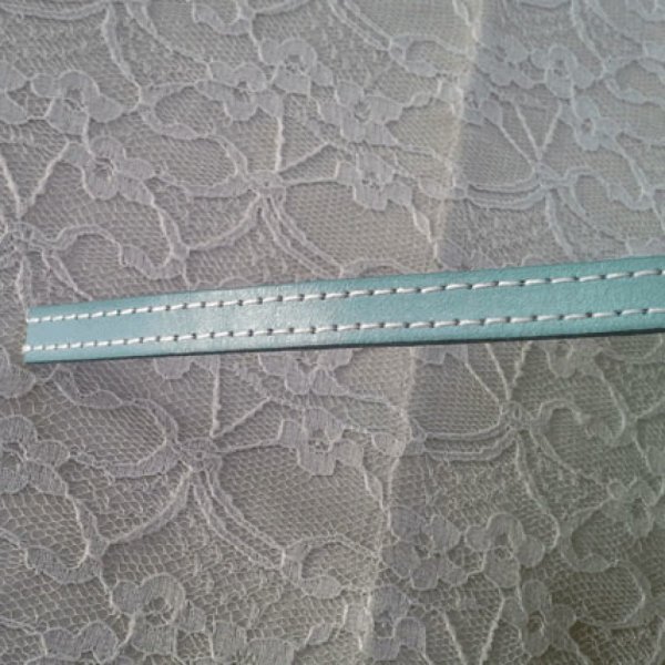 Cuir Plat Veau Ciel 10 mm par 20 cm Cousu 2 fils blanc