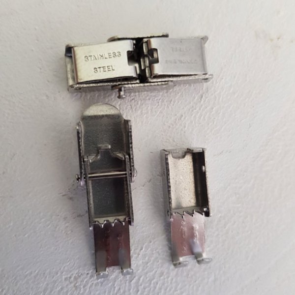 Cuir Plat Veau Ciel 10 mm par 20 cm Cousu 2 fils blanc