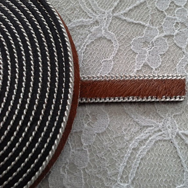 Cuir Plat Veau Marron 10 mm par 20 cm peau et cha&icirc;ne