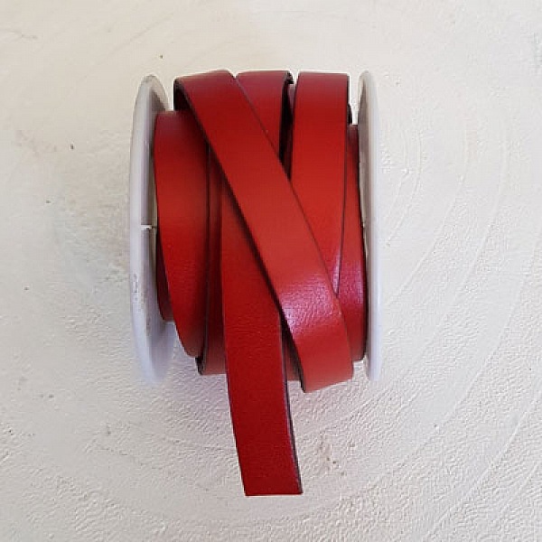Cuir Plat Veau Rouge N&deg;2 10 mm par 20 cm Lisse