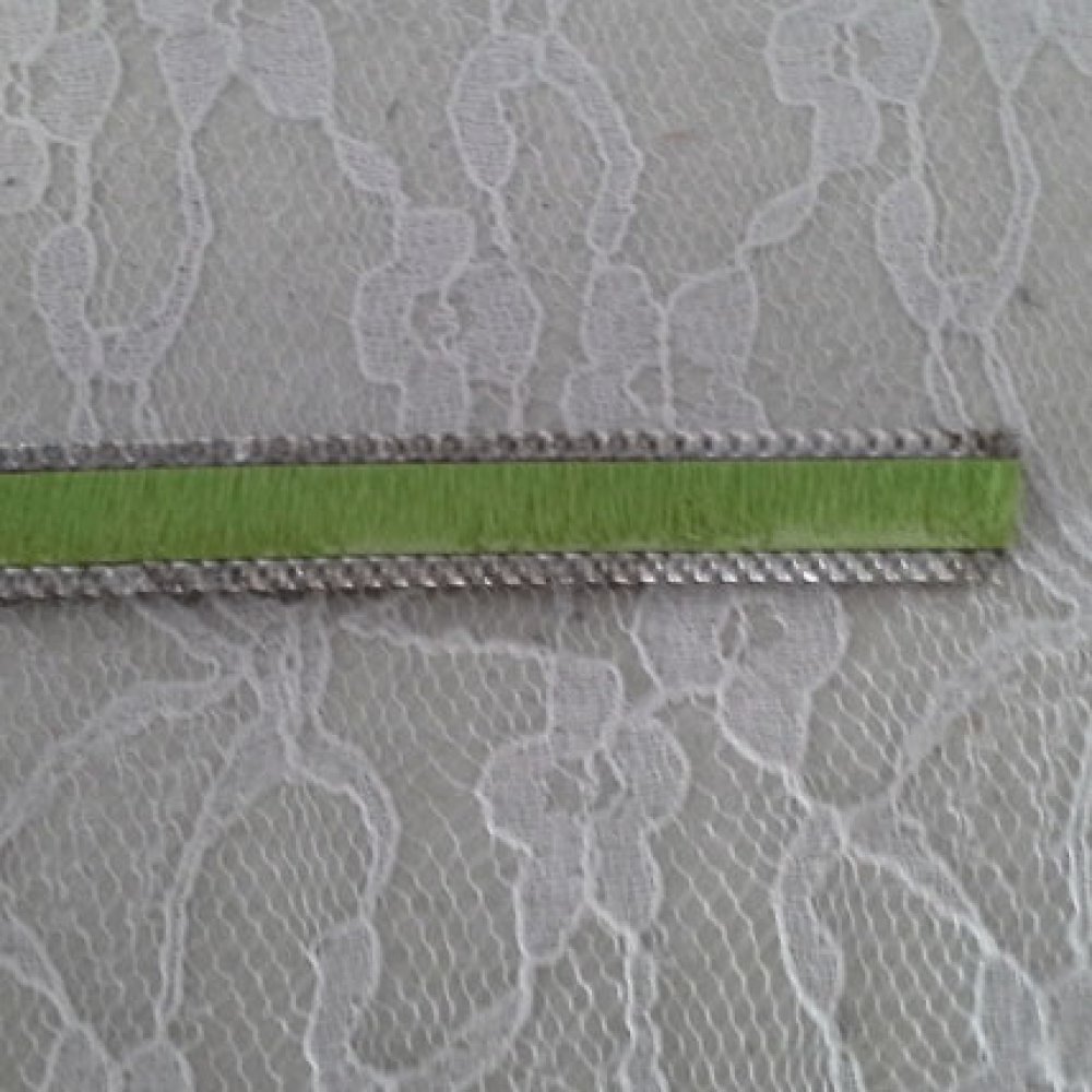 Cuir Plat Veau Vert Anis 10 mm par 20 cm peau et chaîne