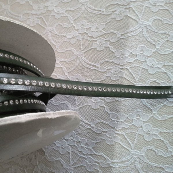 Cuir Vert Militaire de 10 mm Strass Swarovski par 20 cm