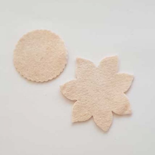 Jolie petite fleur en Feutrine 45 mm et 60 mm N&deg;19-05 x 2 pi&egrave;ces