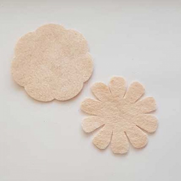 Jolie petite fleur en Feutrine 65 mm et 60 mm N&deg;19-16 x 2 pi&egrave;ces