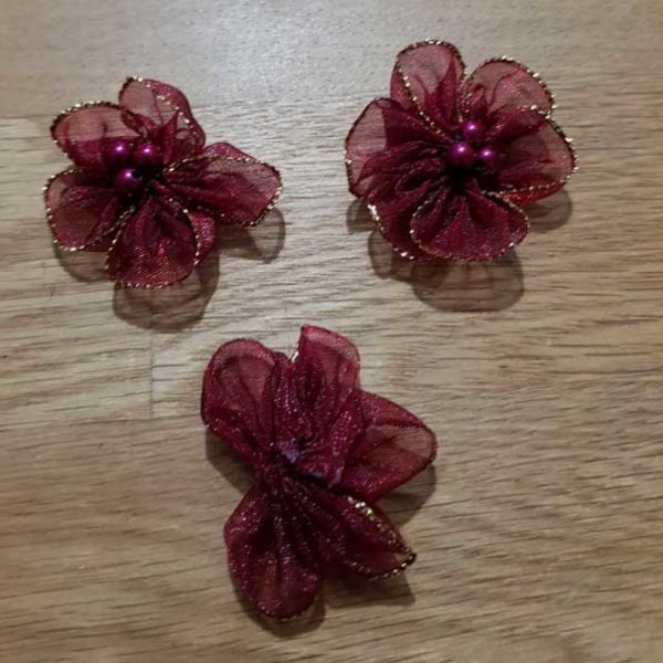 Lot 3 fleurs color&eacute;es Tissus Organza Bordeaux
