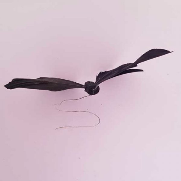 Papillon noir aux ailes de plumes mont&eacute;s sur tige PM