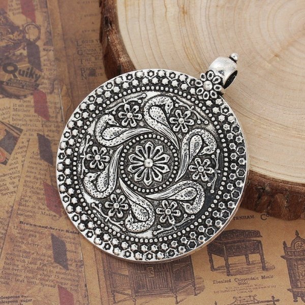 Pendentif N&deg;000 Style Boh&egrave;me en Alliage Rond Fleur Argent Vieilli 71 mm x 59 mm