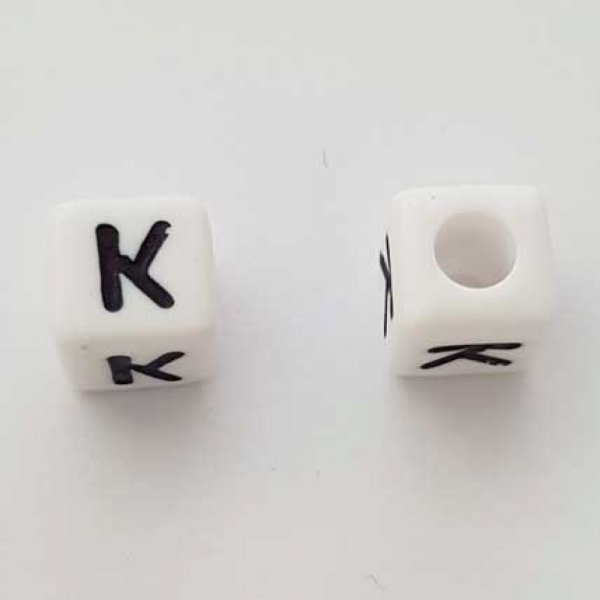 Perle Carr&eacute; Lettre K Blanc Noir 8mm
