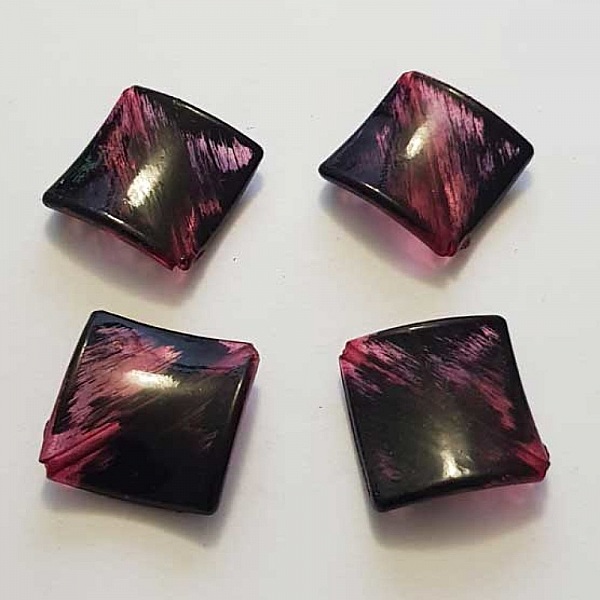 Perle acrylique carr&eacute; fushia 29 mm