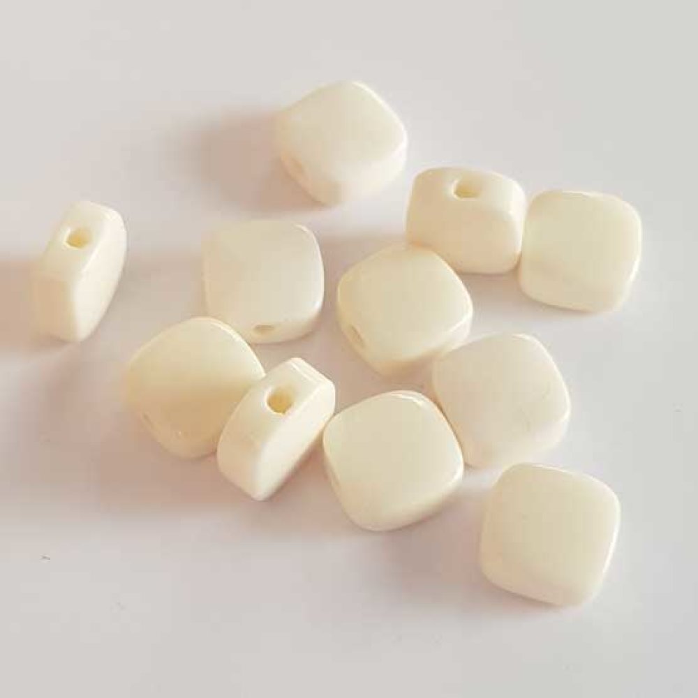Perle plate plastique carré blanc cassé 10 mm N°01