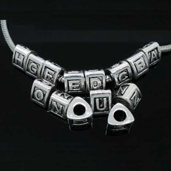 Perle triangle charms alphabet N&deg;02 lettre W m&eacute;tal argent&eacute; 8x9 mm