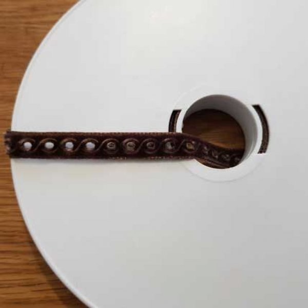 Ruban Velours Ajour&eacute; 09 mm Marron