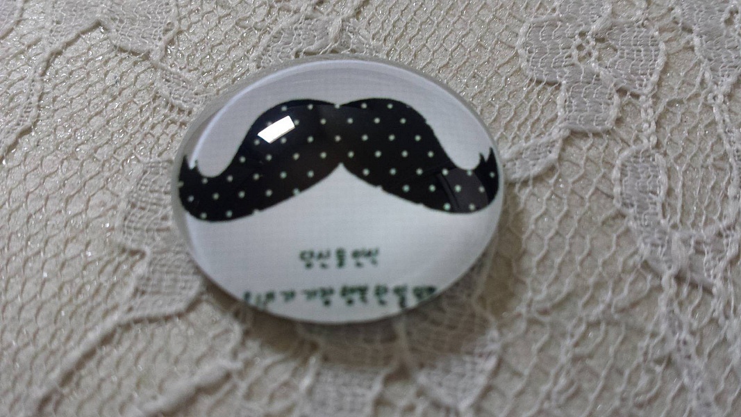 cabochon rond en verre 25mm moustache 018 