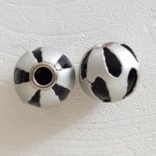 Perle ronde en cuir N°08 Argenté