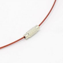 1 collier tour de cou fil câblé rigide rouge foncé fermoir à visser N°01