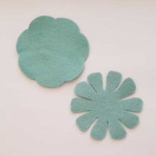 Jolie petite fleur en Feutrine 65 mm et 60 mm N°15-16 x 2 pièces
