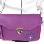 Sac baguette coloris violet, fermoir tourniquet trangle.