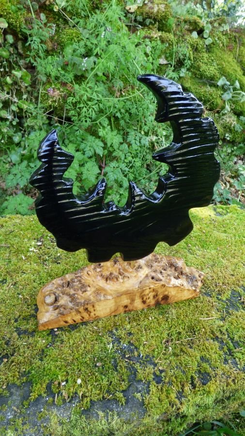 "Black moon" sculpture en mélèze avec son socle en loupe de peuplier