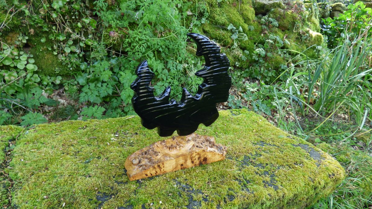 "Black moon" sculpture en mélèze avec son socle en loupe de peuplier