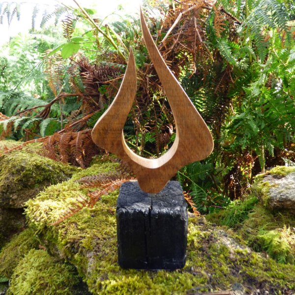 "La flame" sculpture en chêne du Morbihan