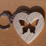 porte clef coeur et papillon fait main en bois de hetre massif