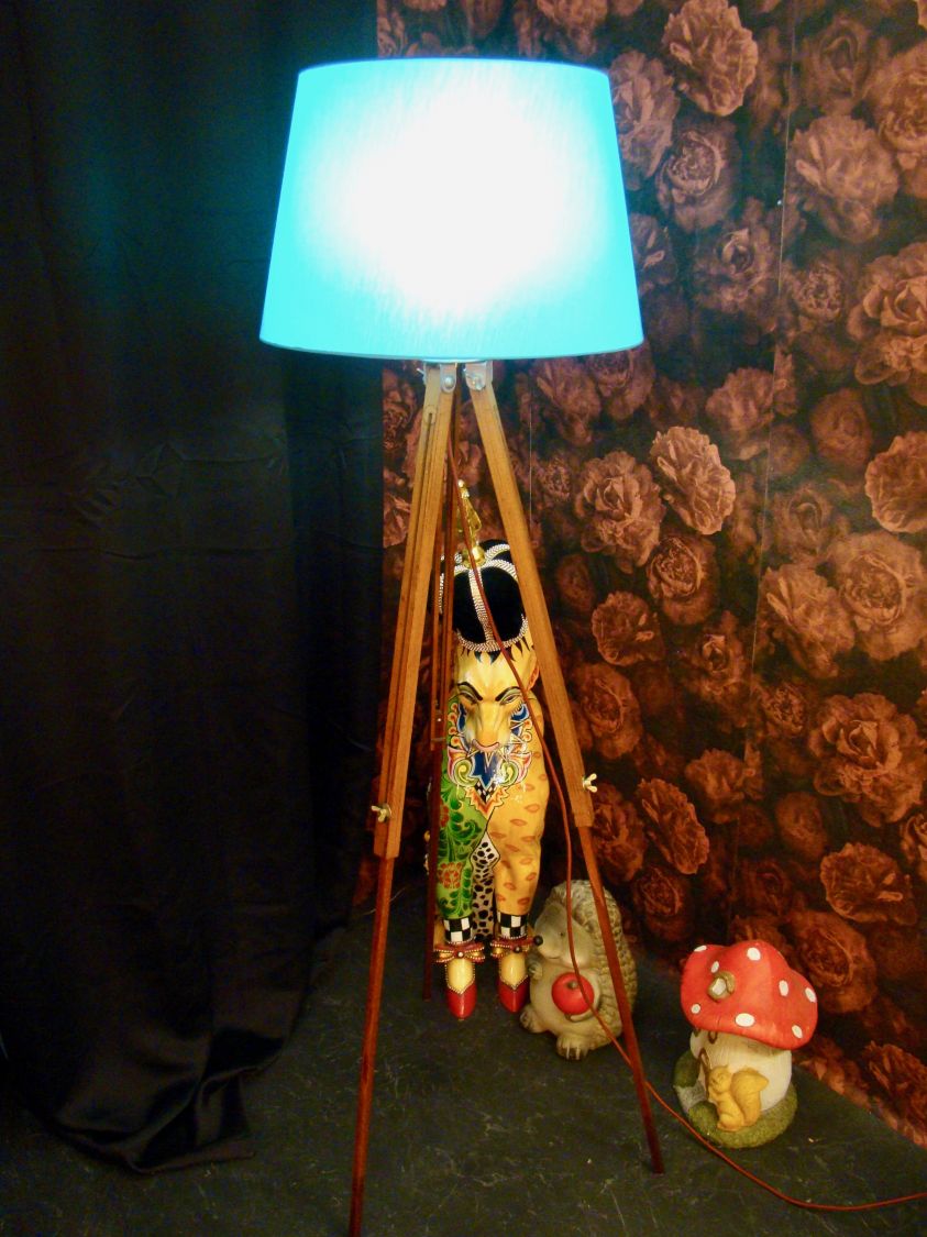 Lampe sur ancien trépied de photographe
