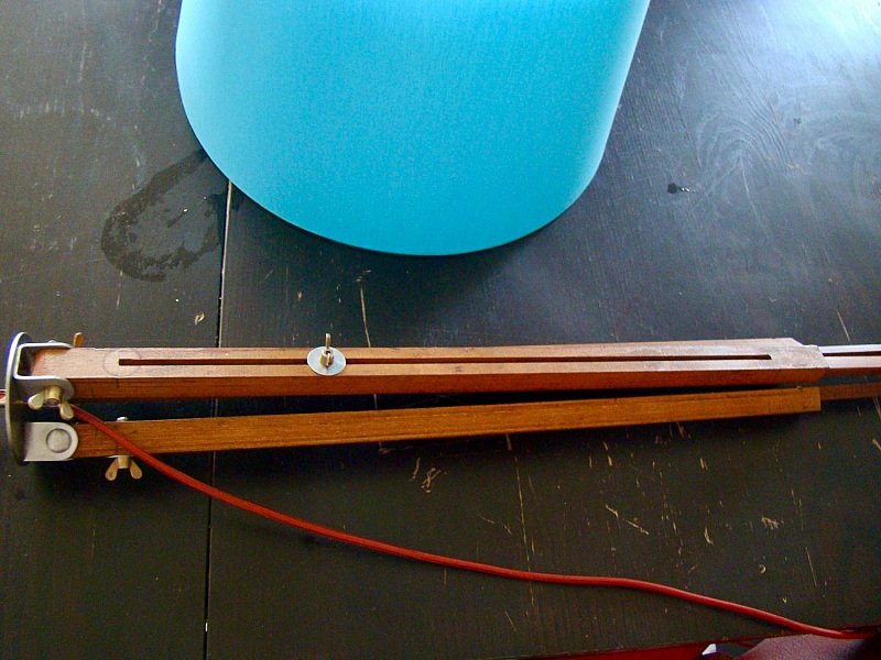 Lampe sur ancien tr&eacute;pied de photographe