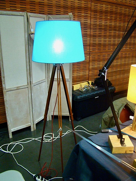 Lampe sur ancien tr&eacute;pied de photographe