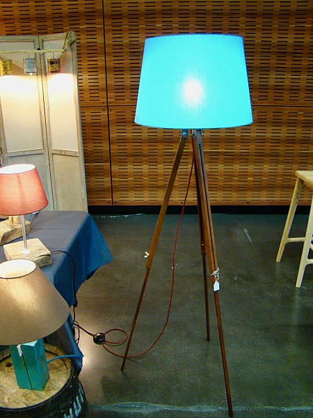 Lampe sur ancien tr&eacute;pied de photographe