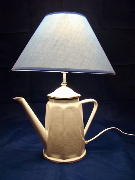 Lampe Cafeti&egrave;re ancienne en t&ocirc;le &eacute;maill&eacute;e