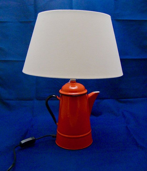 Lampe Cafeti&egrave;re rouge, ancienne, en t&ocirc;le &eacute;maill&eacute;e