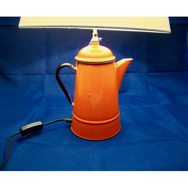 Lampe Cafeti&egrave;re rouge, ancienne, en t&ocirc;le &eacute;maill&eacute;e