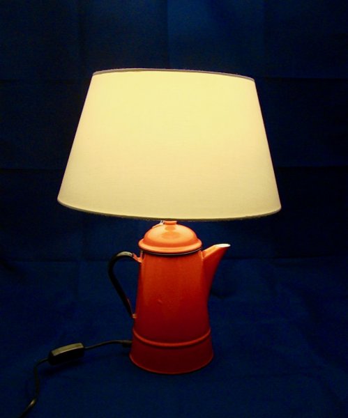 Lampe Cafeti&egrave;re rouge, ancienne, en t&ocirc;le &eacute;maill&eacute;e