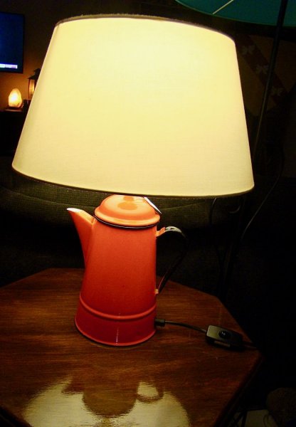 Lampe Cafeti&egrave;re rouge, ancienne, en t&ocirc;le &eacute;maill&eacute;e