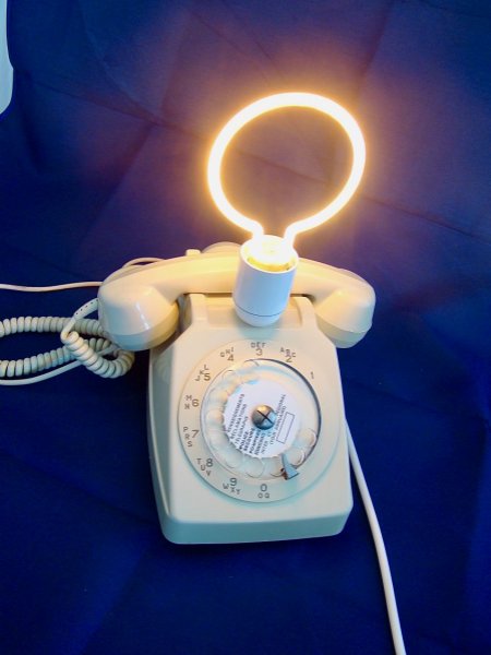 Lampe t&eacute;l&eacute;phone dingo, n&eacute;ons blanc !
