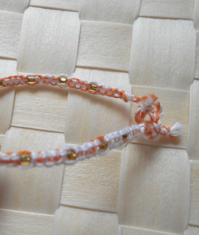 Tour de poignet en macramé corail blanc avec perles de rocaille dorées 