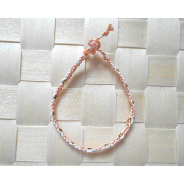 Tour de poignet en macramé corail blanc avec perles de rocaille dorées 